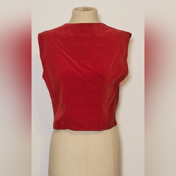 Vintage red velvet sleeveless top with 4 front buttons. Bust 33. Waist 30. - Picture 2 of 3